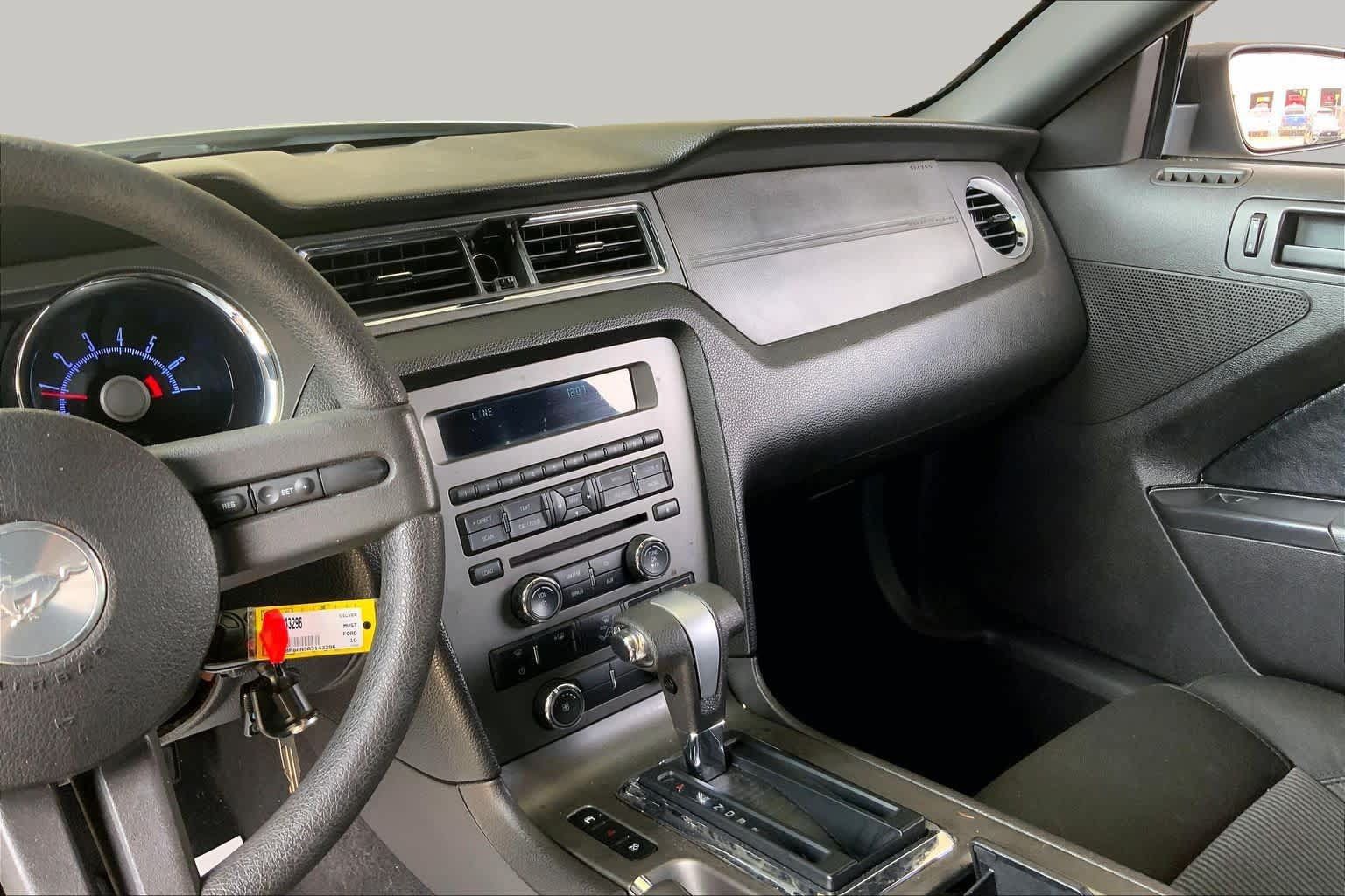 Used 2010 Ford Mustang Premium RWD image 5