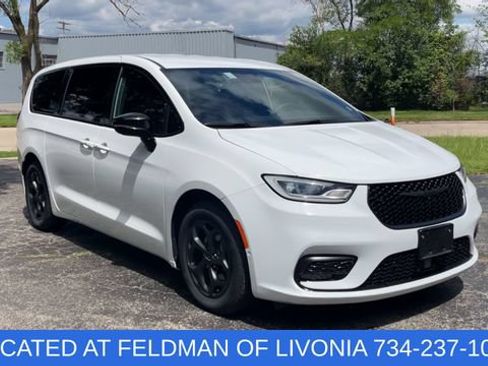 Used 2024 Chrysler Pacifica Limited FWD image 2
