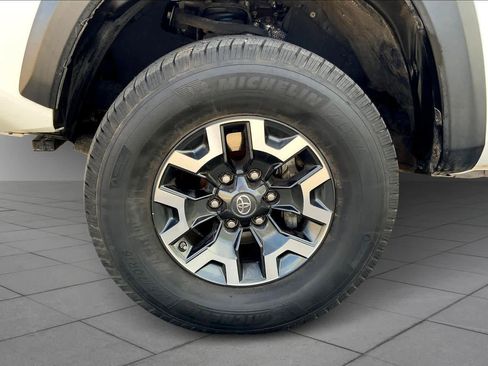 Used 2019 Toyota Tacoma TRD Off-Road w/ TRD Premium Off Road Package image 9