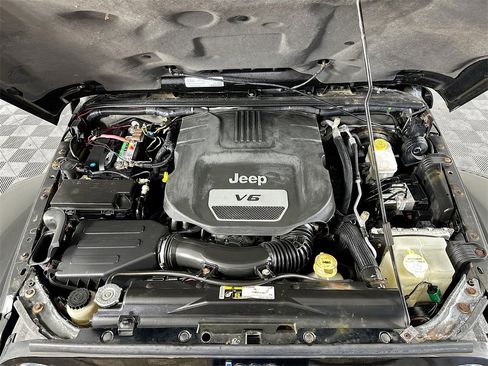 Used 2015 Jeep Wrangler Unlimited Sahara w/ Connectivity Group image 33