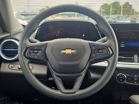 Used 2025 Chevrolet Trax LT FWD image 14