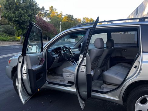 Used 2005 Toyota Highlander 2WD V6 w/ 3rd Row image 23