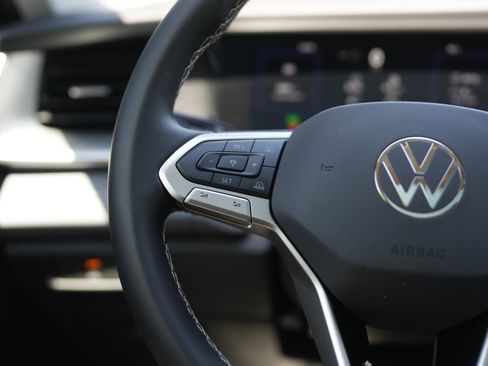 Used 2025 Volkswagen Tiguan SE w/ Panoramic Sunroof Package AWD/4WD image 18