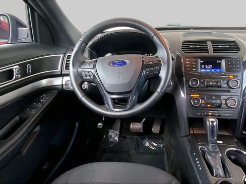 Used 2017 Ford Explorer XLT FWD image 5
