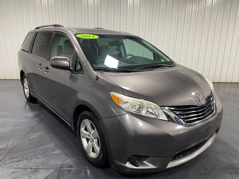 Used 2014 Toyota Sienna LE image 2