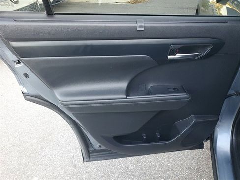 Used 2020 Toyota Highlander XLE image 10