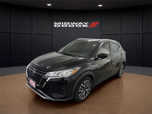 Used 2022 Nissan Kicks SV image 2