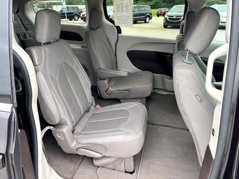 Used 2017 Chrysler Pacifica Touring w/ Tire & Wheel Group image 23