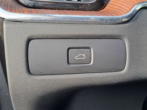 Used 2023 Volvo XC60 B5 Ultimate w/ Climate Package image 10