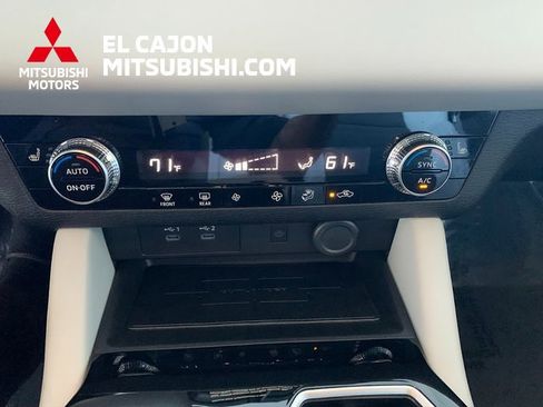 Used 2025 Mitsubishi Outlander SE image 19