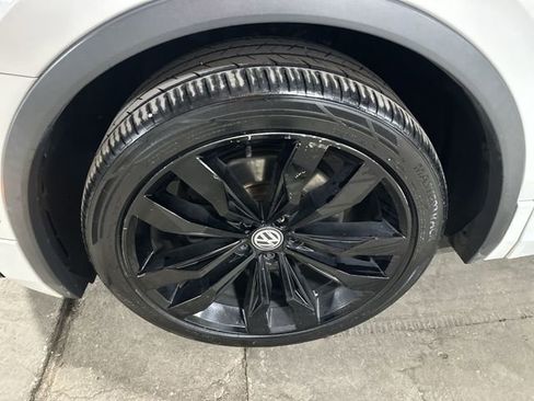 Used 2018 Volkswagen Tiguan SEL Premium w/ R-Line Package image 23