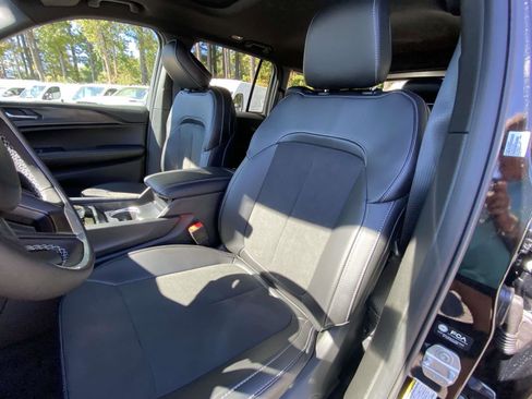 New 2025 Jeep Grand Cherokee Altitude image 18