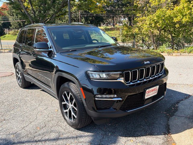 Used 2023 Jeep Grand Cherokee Limited AWD/4WD image 2