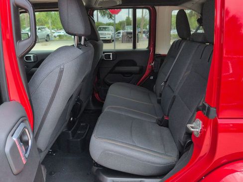 Used 2025 Jeep Wrangler Unlimited Sahara AWD/4WD image 23