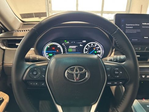 Used 2023 Toyota Venza XLE image 10