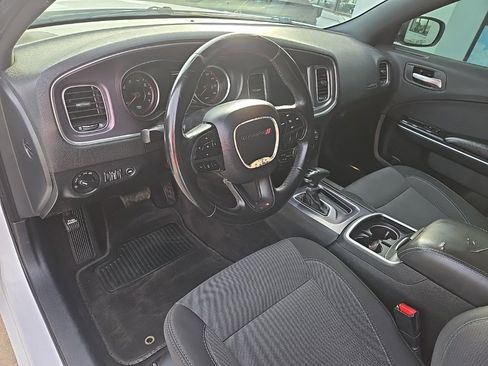 Used 2018 Dodge Charger SXT image 3