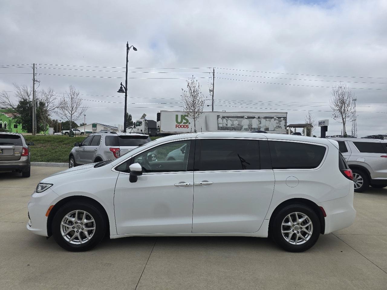 Used 2023 Chrysler Pacifica Touring-L FWD image 2