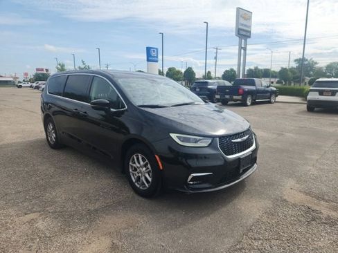 Used 2023 Chrysler Pacifica Touring-L FWD image 3