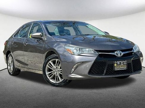 Used 2015 Toyota Camry SE image 2