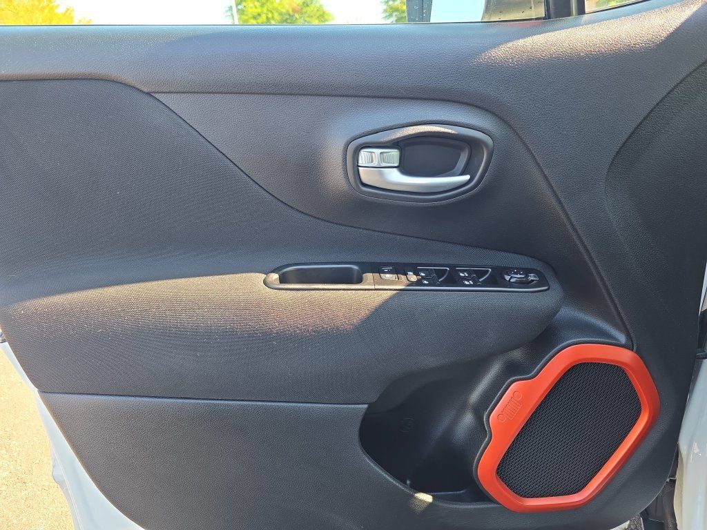 Used 2020 Jeep Renegade Latitude AWD/4WD image 17