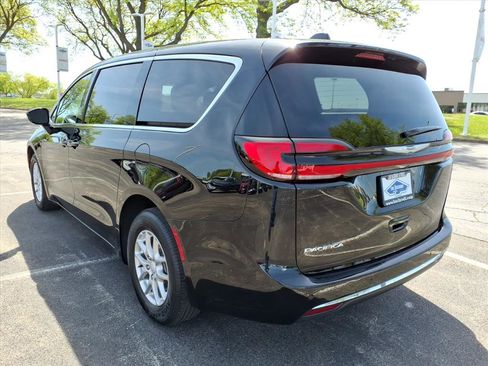 Used 2025 Chrysler Pacifica Select FWD image 5