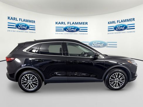 Certified 2025 Ford Escape SE FWD image 2