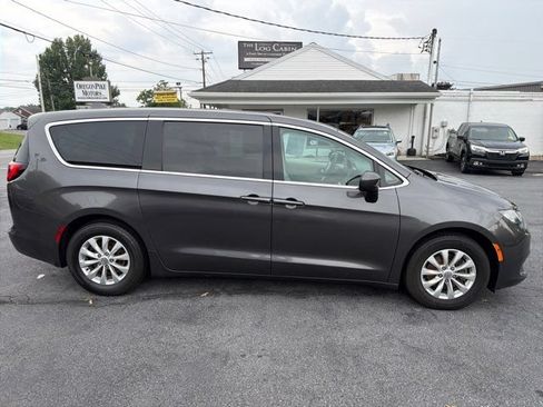 Used 2017 Chrysler Pacifica LX FWD image 7