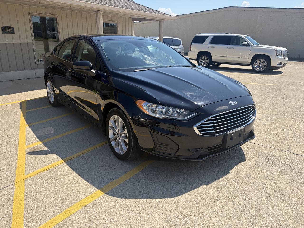 Used 2020 Ford Fusion SE FWD image 3