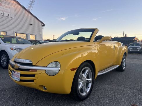 Used 2004 Chevrolet SSR w/ Preferred Equipment Group RWD image 3