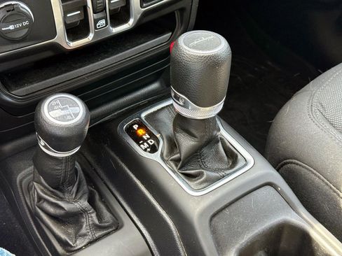 Used 2022 Jeep Gladiator Sport image 21