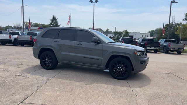 Used 2020 Jeep Grand Cherokee Altitude AWD/4WD image 2