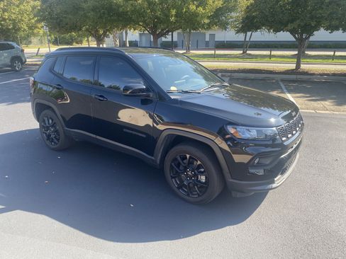Used 2025 Jeep Compass Latitude w/ Altitude Special Edition AWD/4WD image 2