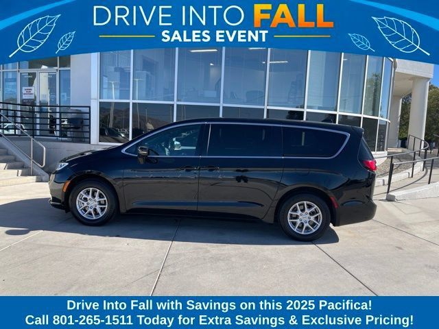 Used 2025 Chrysler Pacifica Select FWD image 2