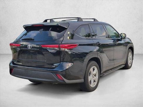 Used 2021 Toyota Highlander LE FWD image 5