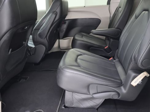 Used 2024 Chrysler Pacifica Touring-L FWD image 34