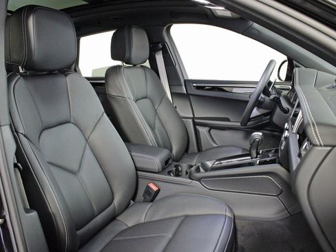 Used 2025 Porsche Macan image 38