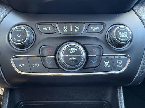 Used 2019 Jeep Cherokee Limited w/ Luxury Group AWD/4WD image 23