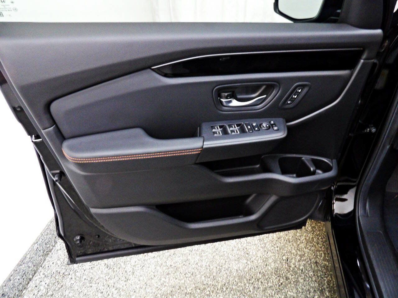 Used 2025 Honda Pilot TrailSport image 7