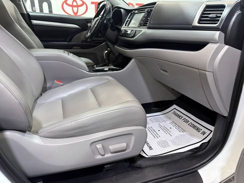 Used 2019 Toyota Highlander XLE AWD/4WD image 11