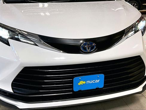 Used 2025 Toyota Sienna LE image 32