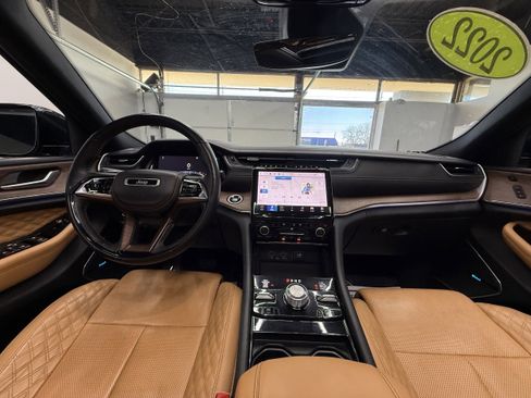 Used 2022 Jeep Grand Cherokee L Summit w/ Luxury Tech Group V image 17