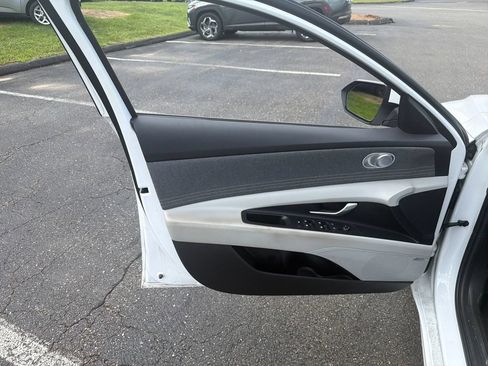 Used 2024 Hyundai Elantra Limited FWD image 11