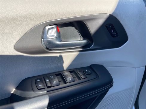 Used 2023 Chrysler Pacifica Touring-L image 24