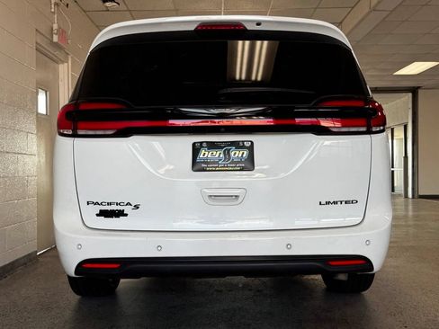 Certified 2023 Chrysler Pacifica Limited w/ Uconnect Theater Family Group FWD image 10