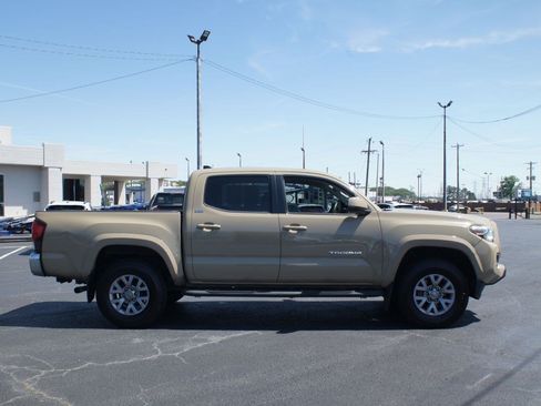 Used 2019 Toyota Tacoma SR5 RWD image 19