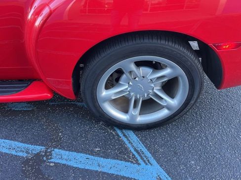 Used 2005 Chevrolet SSR w/ Preferred Equipment Group image 28