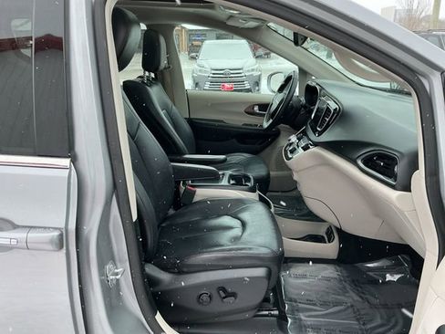 Used 2018 Chrysler Pacifica Touring-L Plus image 22
