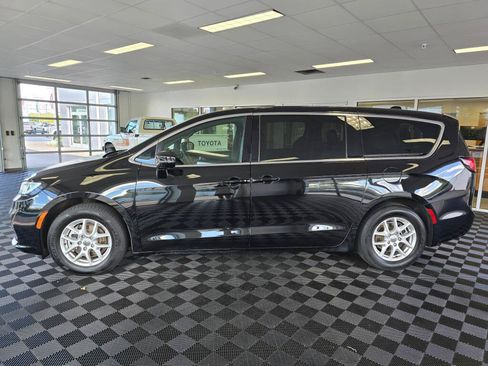 Used 2025 Chrysler Pacifica Select FWD image 6