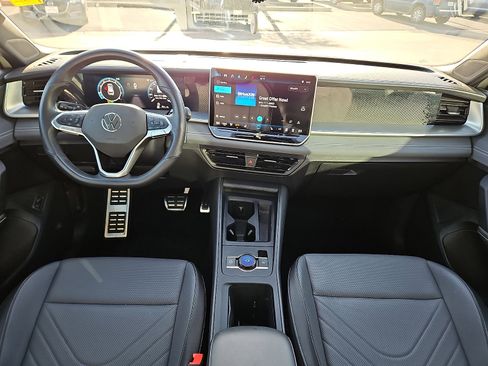 Certified 2025 Volkswagen Tiguan SE R-Line image 8