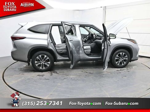 Used 2024 Toyota Highlander XLE image 35